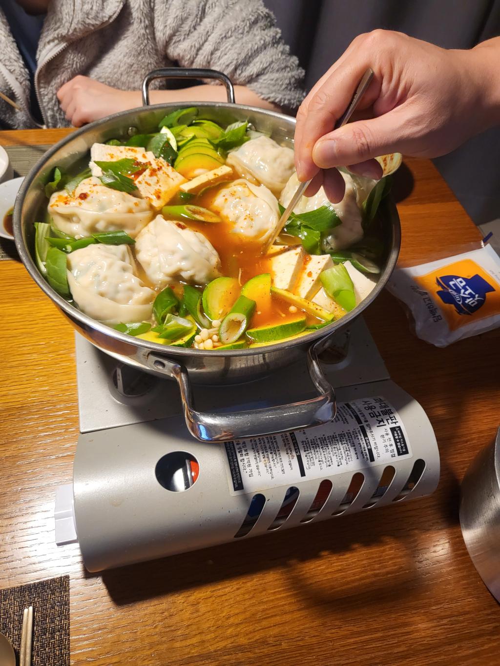 딸이 온양맛집에서 사온 만도로 전골과 전을